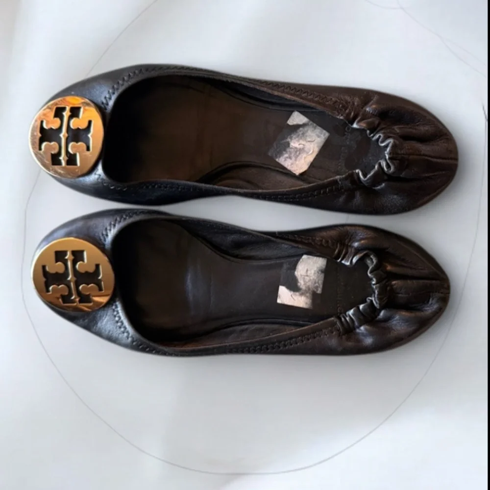 Tory Burch Black Leather Flats with Gold Emblem Gently Pre loved Size 7 M Women